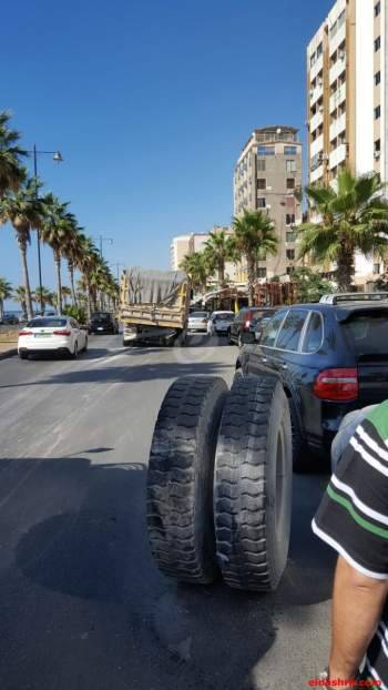 شاحنة محملة بالرمل فقدت عجلاتها الخلفية بصيدا والأضرار مادية