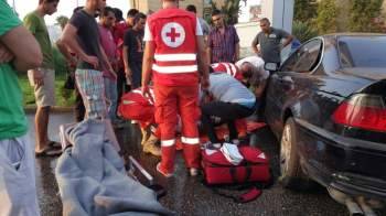 3 جرحى باصطدام سيارة بشجرة على طريق الوزاني