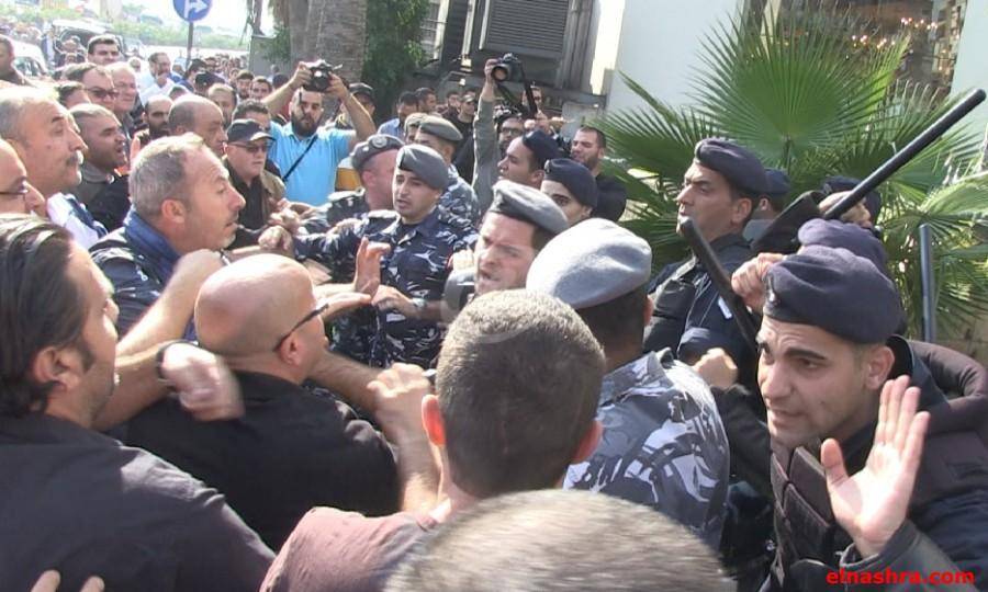 اشكال بين المياومين ومسؤول في كهرباء لبنان الجنوبي على خلفية التوقف عن العمل