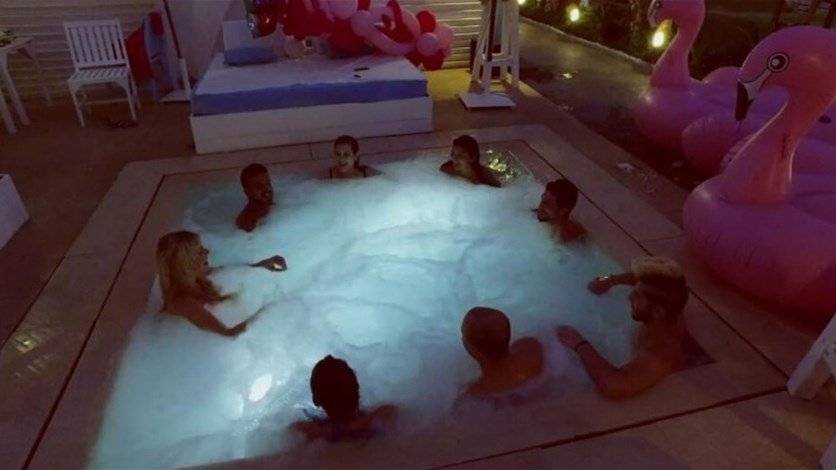 بالفيديو: لماذا خرج الحضور ركضاً من الجاكوزي في عيد ميلاد ميريام كلينك؟