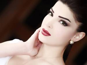 بالصورة: دينا حايك بالبيكيني الأبيض تشعل مواقع التواصل!