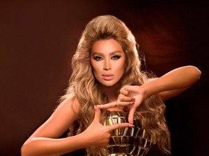 بالصور: مايا دياب باطلالات جريئة جدا تفضح الكثير عن مفاتنها!