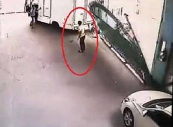 فيديو مفجع.. بابٌ ضخم يسحق رجلاً بعدما صدمته شاحنة!