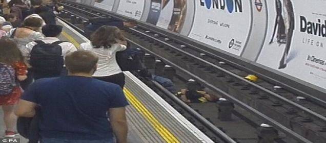 خاطر بحياته لإنقاذ شخص من دهسة قطار