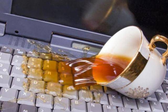 هكذا تُنقذ “اللاب توب” من انسكاب القهوة عليه!
