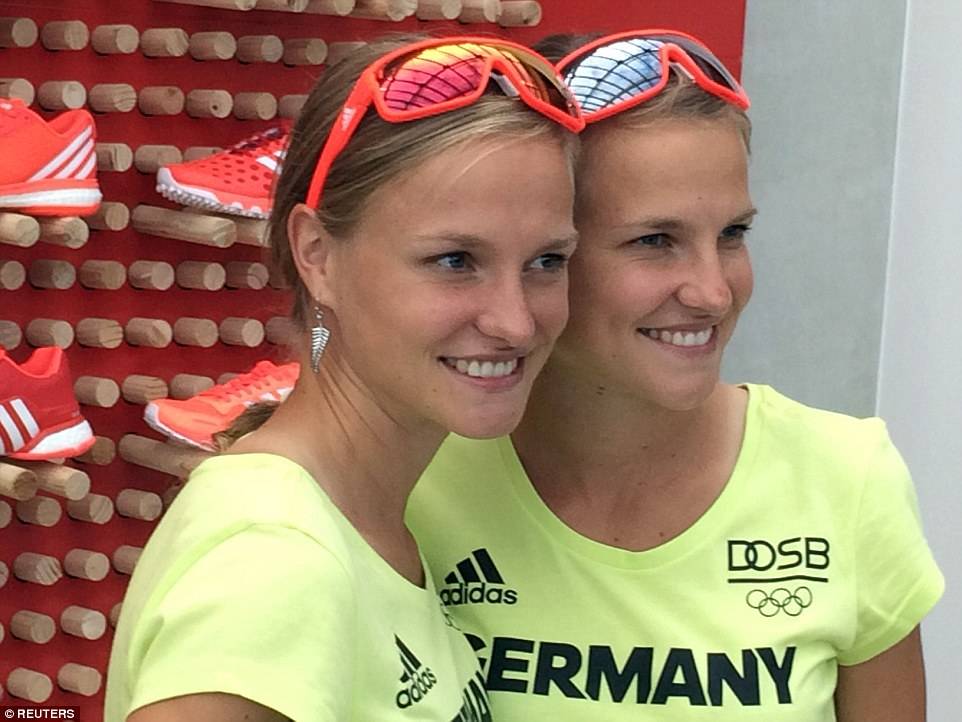 «يداً بيد».. توأم ألماني تصلان خط النهاية في «ريو» (صور)