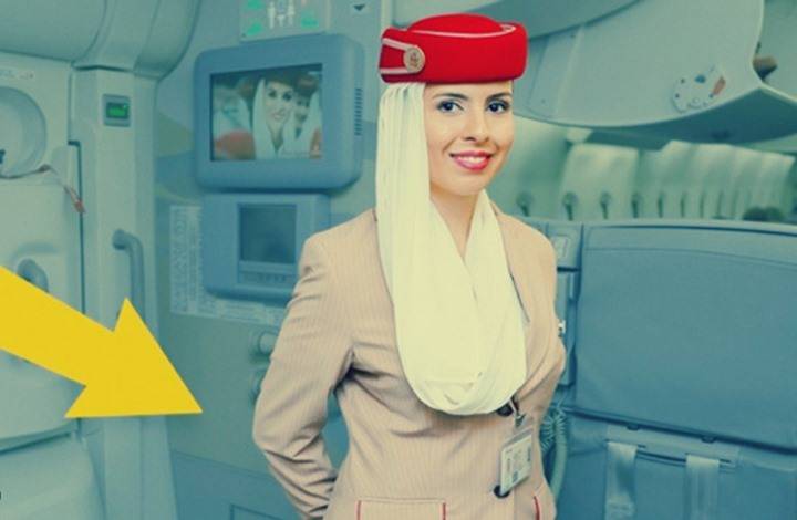 لماذا تضع المضيفات أيديهن خلف ظهورهن عند استقبال المسافرين؟