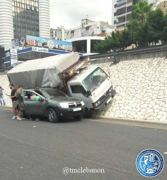 تصادم بين بيك آب ومركبة على أوتوستراد جونية بإتجاه نهر الكلب الأضرار مادية و حركة المرور كثيفة في المحلة (التحكم المروري)
