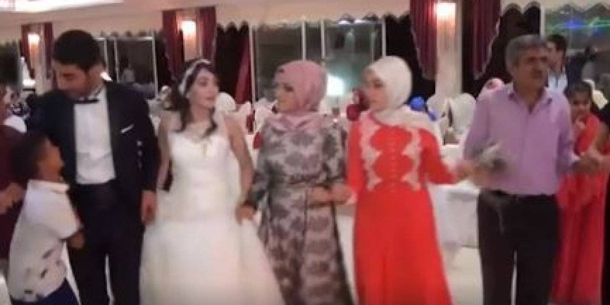 بالفيديو: عروس تركية تهرب من فرحها لحظة انفجار السيارة المفخخة مساءً