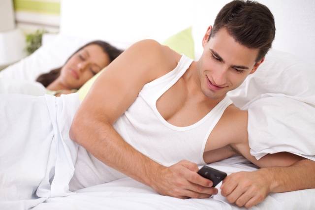 اكتشفن خيانة أزواجهنّ بأغرب الطرق!