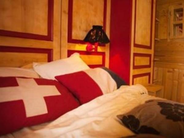 بالصور.. سرير فريد تنام عليه في فرنسا وتصحو ببلد آخر