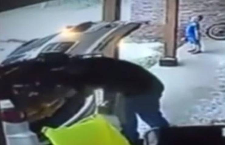 فيديو: صاعقة تضرب رجلاً أمام أطفاله في تكساس