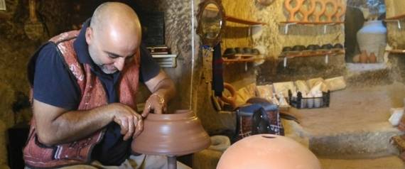 تركي يصنع مدفأة فريدة من نوعها.. تمنحك الدفء والعطر والقهوة معاً (صور)
