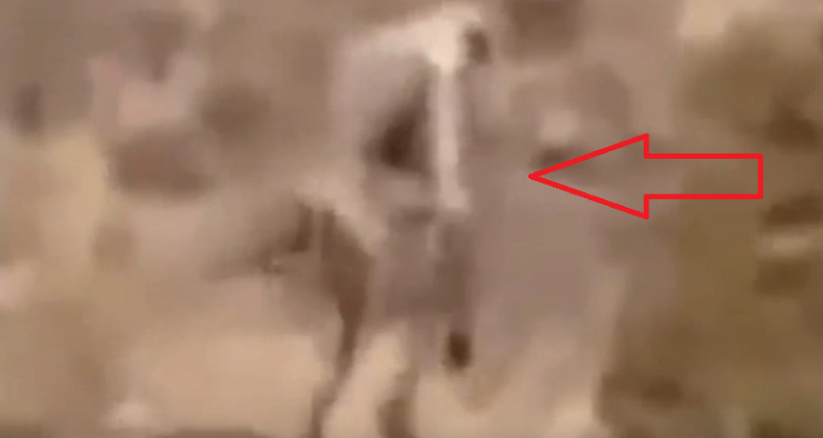 فيديو يرصد كائن غريب في الصحراء يثير الرعب بين الناس!