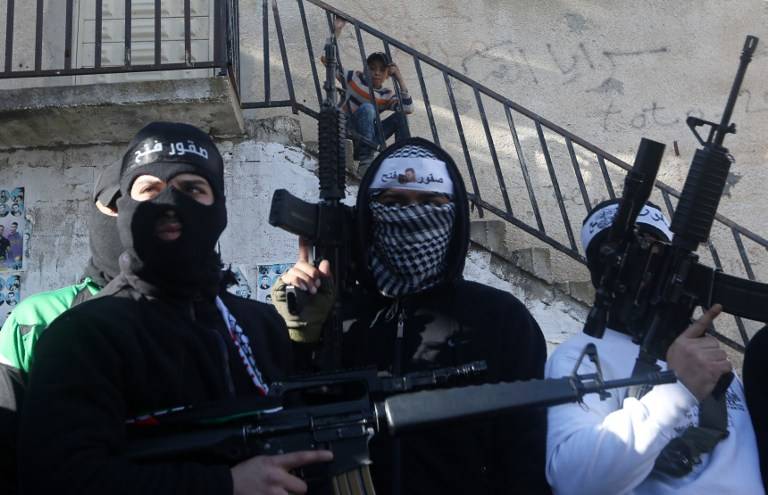 مقتل مسلحين فلسطينيين و2 من الأمن باشتباك بنابلس