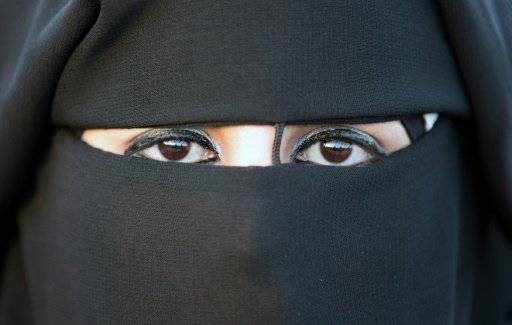 وزير الداخلية الالماني يدعو الى منع جزئي للنقاب