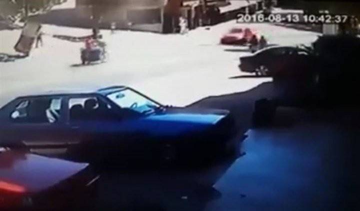 بالفيديو الصادم..  نجاة شاب في الجنوب باعجوبة بعدما صدمته سيّارة بشكل عنيف