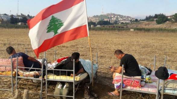 معتصمو الدفاع المدني باتوا ليلتهم في العراء ويستعدون لنصب خيمة عند الشريط التقني