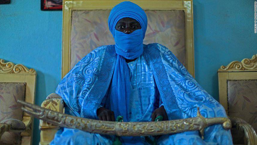 بالصور.. رجل يدخل موسوعة جينيس لزواجه من 100 امرأة