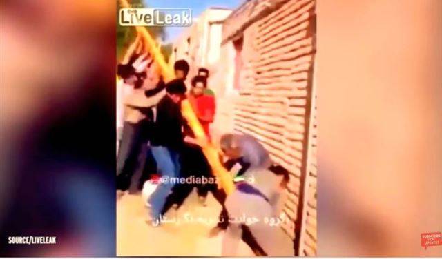 فيديو مروع- تجمعوا لرفع عامود كهربائي.. فحلّت الكارثة