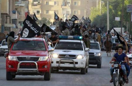 مسلحو الدولة الإسلامية يسحبون عائلاتهم من مدينتين بشمال سوريا تحسبا لهجوم