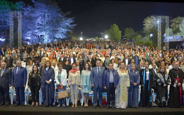 افتتاح ليالي أرز تنورين بـ«ملوك الطوائف»
مارلين حرب: لبنانهم فساد ودماء ولبناننا سلام


مقدمة الحضور خلال المهرجان