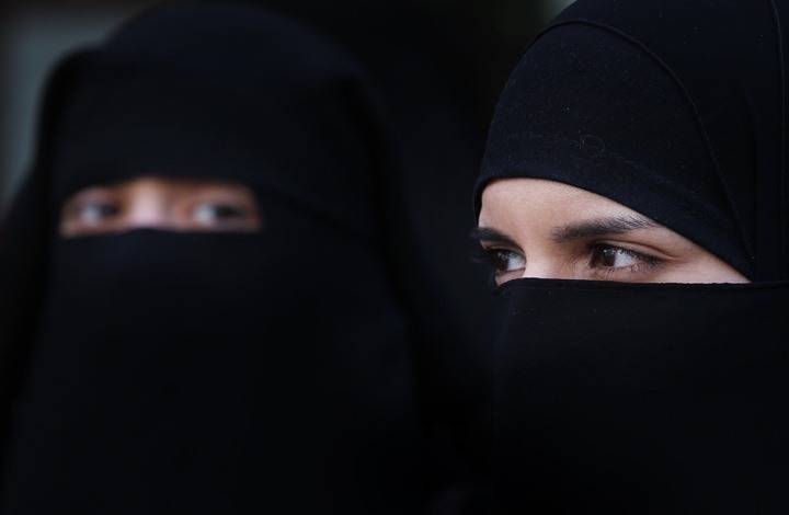 وزير الداخلية الألماني يدعو إلى «حظر جزئي» للنقاب