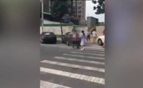 بالفيديو.. طَعَنت زوجها الخائن وسط الشارع!