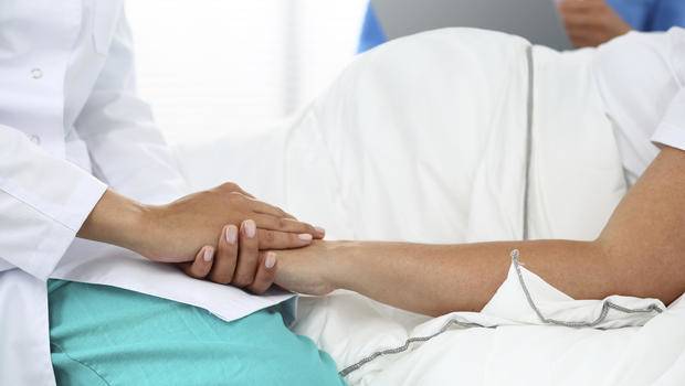 أنجبت طفلتها ثم اعترفت: تناوبوا على اغتصابي بعد..
