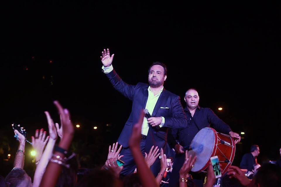 بالفيديو.. يد من قبّل عاصي الحلاني على المسرح؟