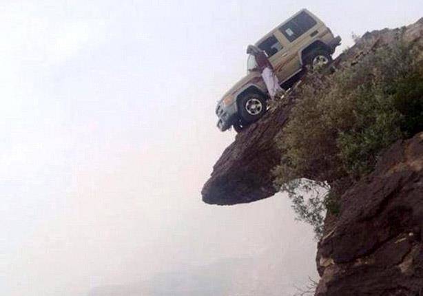التقط صورة لسيارته.. فأصبح حديث الصحف العالمية