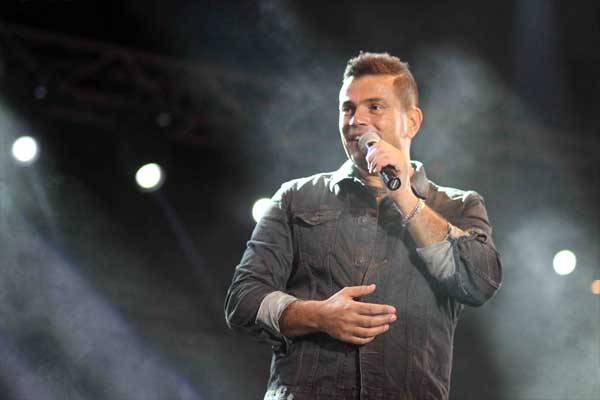 فيديو- موقف طريف بين عمرو دياب وأصغر معجبيه على المسرح يدخل الجمهور في موجة ضحك