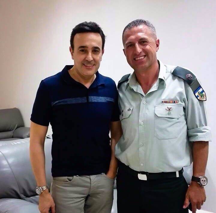 صورة صابر الرباعي مع ضابط إسرائيلي تشعل مواقع التواصل وتزيد من أوجاع الفلسطينيين
