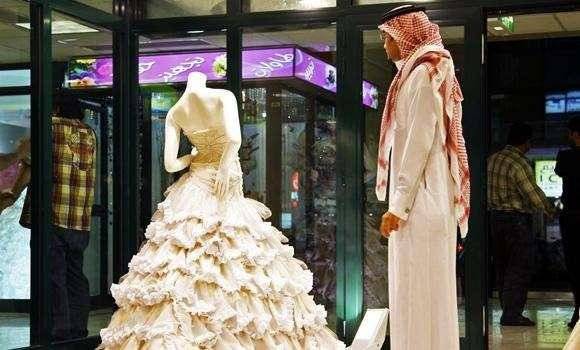سعودي يتزوج من امرأتين في ليلة واحدة ويطلق إحداهما و السبب؟