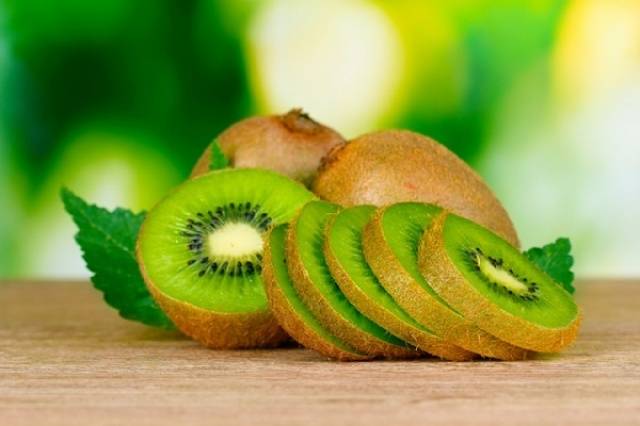 بعد قراءة هذا الموضوع لن ترموا قشرة الكيوي بعد اليوم!