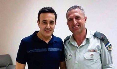 صابر الرباعي يحاول توضيح ملابسات صورته مع ضابط إسرائيلي
