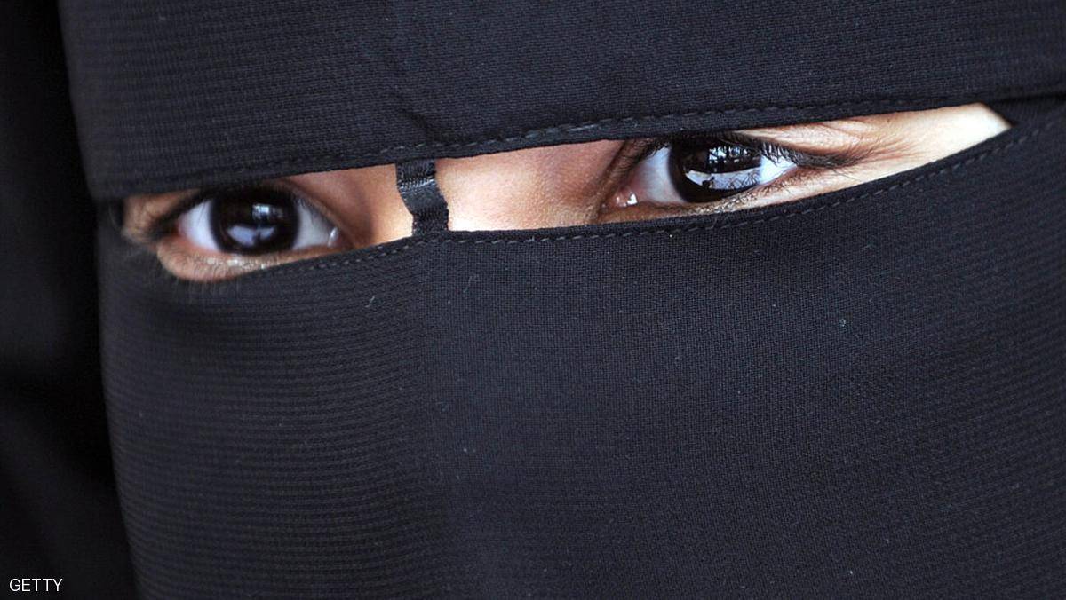 منع مسلمة من ارتداء النقاب أثناء التدريس
