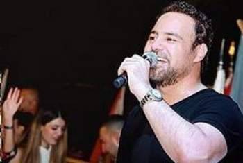 عاصي الحلاني يقبل يد فتاة من ذوي الإحتياجات الخاصة في حفله أمس
