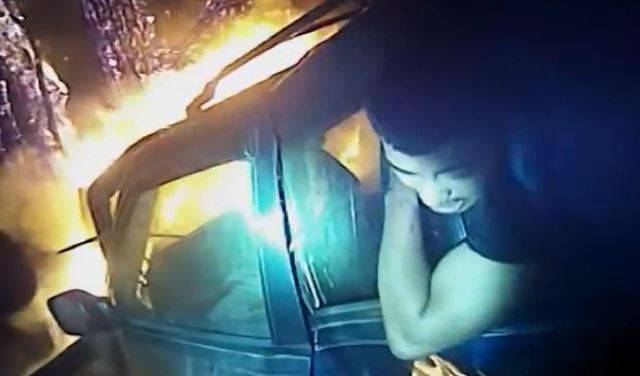 بالفيديو: كاميرا توثق إنقاذ شرطي لرجل من موت محتم