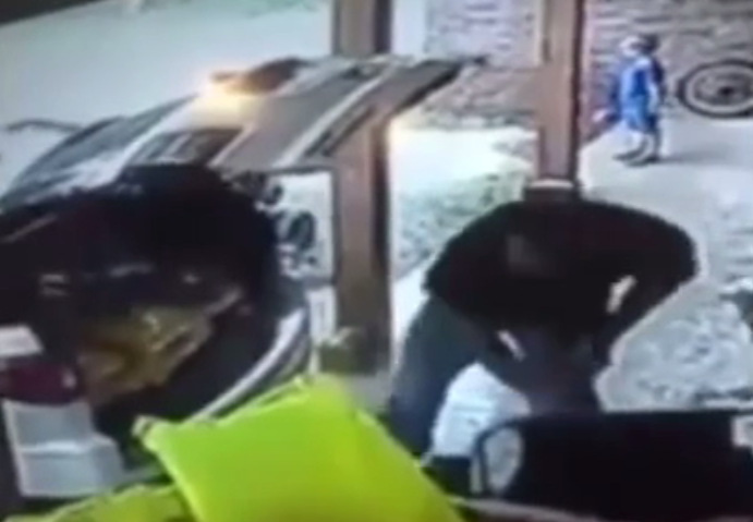صاعقة تضرب رجلاً أمام طفليه أثناء تفريغ حمولة سيارته!