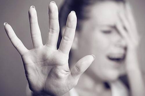 طفل حاول انقاذ أمه من الاغتصاب .. فمات ذبحاً بزجاجةٍ مكسورة!