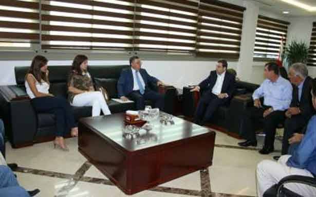 أبو فاعور التقى مُزارعي القمح :
التخزين بات مُطابقاً والمستودعات
الجديدة بمأمن عن المخاطر السابقة