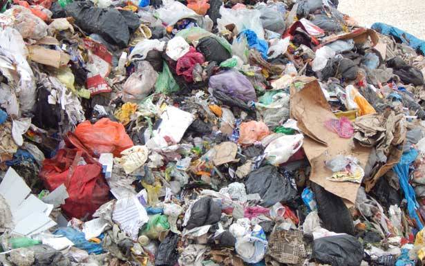 العثور على حمولة 6 شاحنات نفايات مرميّة في خراج مجدلون