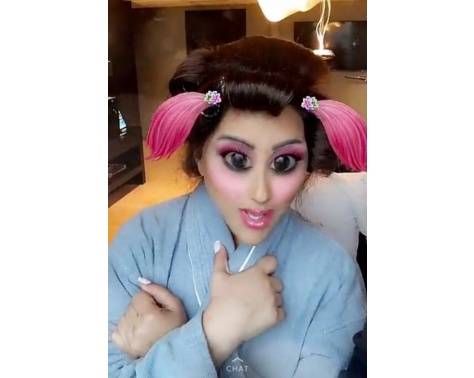 بالصورة- لن تصدّقوا من هي هذه النجمة التي استخدمت اضافات "سناب شات" على هذه الصورة!!