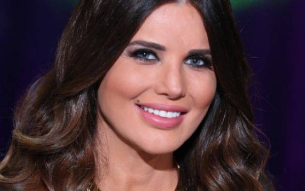 منى أبو حمزة نجمة الخليج بعد لبنان!