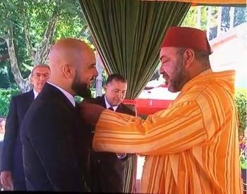 بالصورة: الملك المغربي يكرّم دوزي بوسام من رتبة فارس