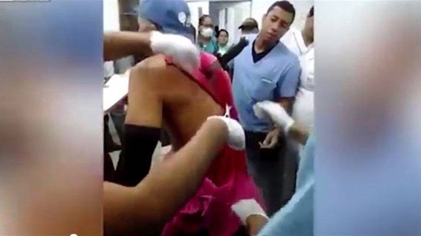 بالفيديو: طُعن بالسكين في ظهره... ولم يكترث!