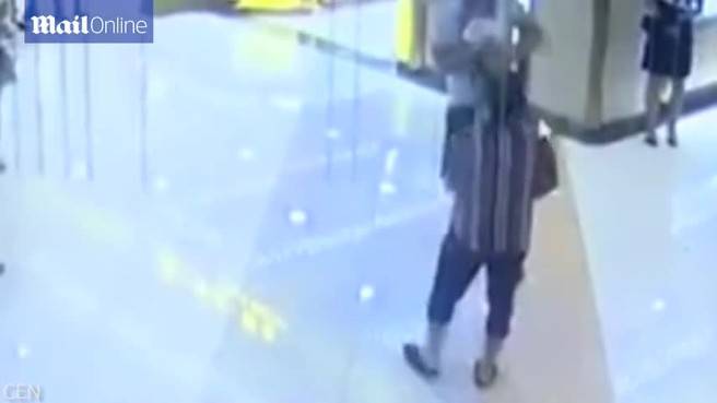 بالفيديو: عجوز تهاجم رجلًا بشراسة اعتقدت أنه اختطف حفيدها