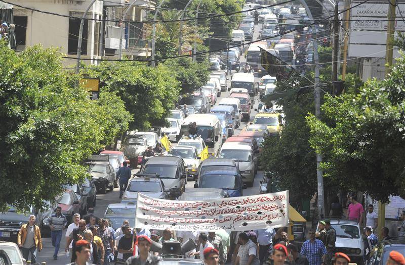 اعتصام للسائقين العموميين احتجاجا على زيادة رسوم الميكانيك فياض: لا سبيل بعد اليوم سوى التظاهر