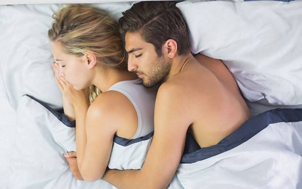 إحذر: نوم الرجل بجانب زوجته يوميًا يسبّب له هذه الصفة الغريبة!